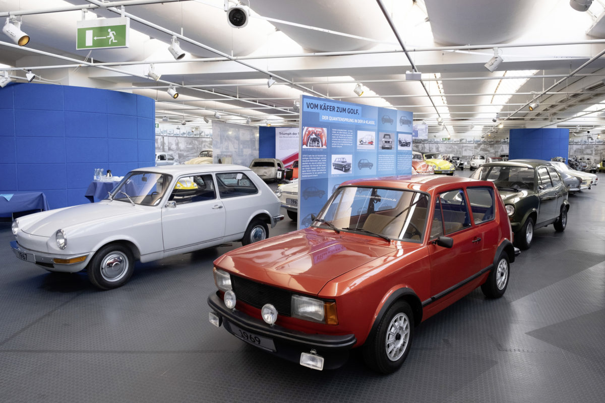 Automuseum Volkswagen: Ausstellung Generationswechsel Käfer - Golf.
