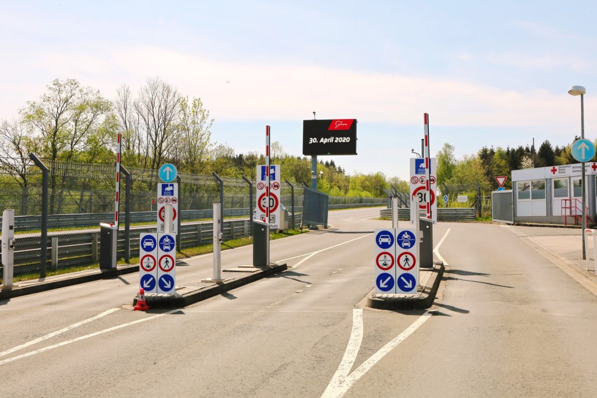 Die Schranken zur Nordschleife des Nürburgrings sind ab 30. April für Touristenfahrten wieder geöffnet. Sie finden wegen des Corona-Virus kontaktlos statt.