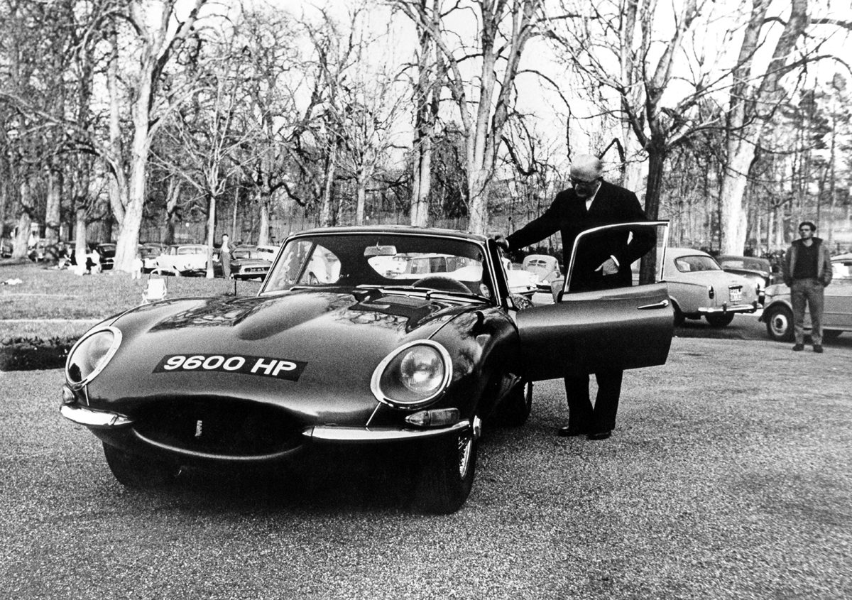 Genf 1961: Firmengründer Sir Williams Lyons präsentiert Medienvertretern den E-Type „9600 HP“ im Parc des Eaux Vives.