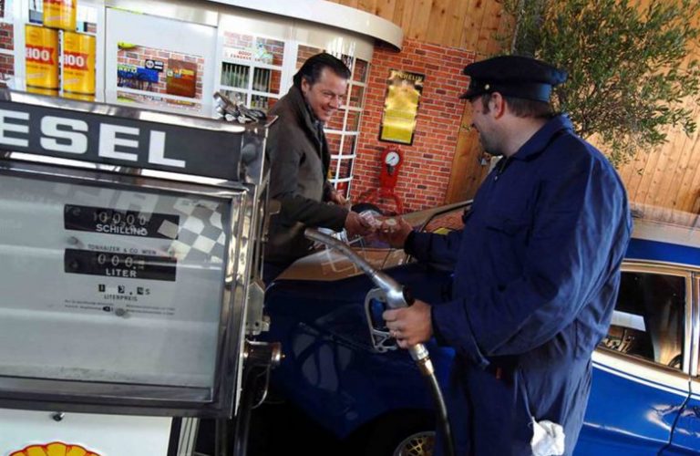 alte-tanke-oldtimer-tankstelle-besuch-beim-profi_classic-portal__0036