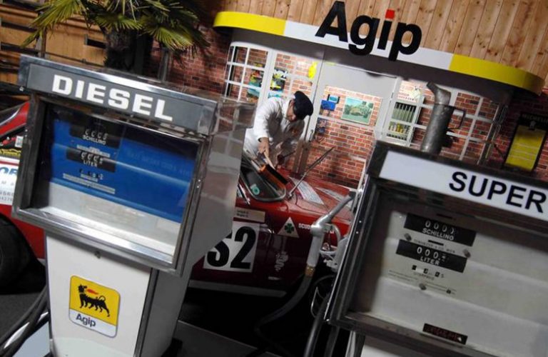 alte-tanke-oldtimer-tankstelle-besuch-beim-profi_classic-portal__0037