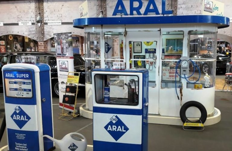 alte-tanke-oldtimer-tankstelle-besuch-beim-profi_classic-portal__0038