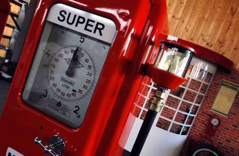 alte-tanke-oldtimer-tankstelle-besuch-beim-profi_classic-portal__0051