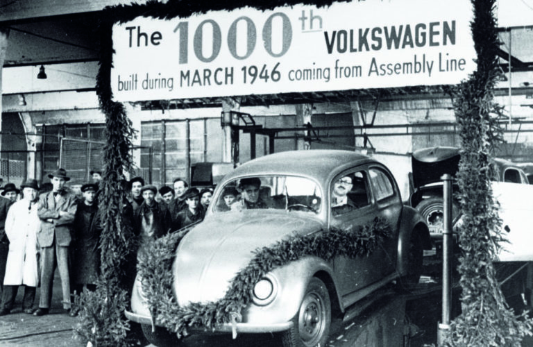 Vor 70 Jahren Gruendung des Unternehmens Volkswagen /Bandablauf des eintausendsten Typ 1, Maerz 1946