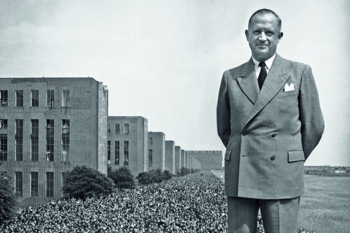 Vor 70 Jahren Gruendung des Unternehmens Volkswagen /Dr. Heinrich Nordhoff mit Belegschaft, 1955