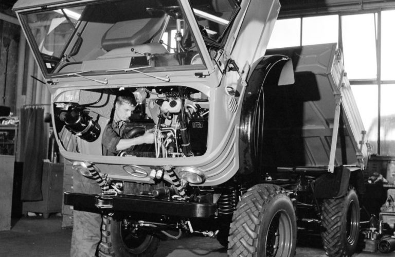 Unimog Typ U 40 auf dem Montageband, ca. 1966