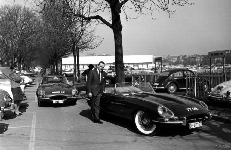 Genf 1961: Jaguar E-Type „77 RW“ und „9600 HP“ stehen für Demonstrationsfahrten (hier mit dem belgischen Importeur Jacques de Clippel.