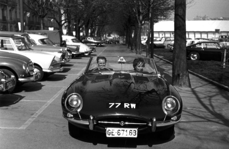 Genf 1961: Jaguar E-Type „77 RW“ und „9600 HP“ stehen für Demonstrationsfahrten (hier mit dem belgischen Importeur Jacques de Clippel.