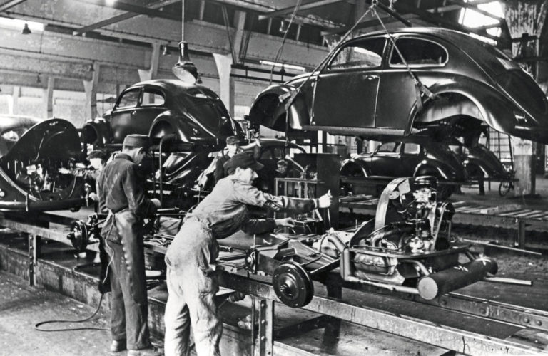 Frühe Käfer-Produktion im VW-Werk Wolfsburg. Volkwagen Typ 1 (1945).