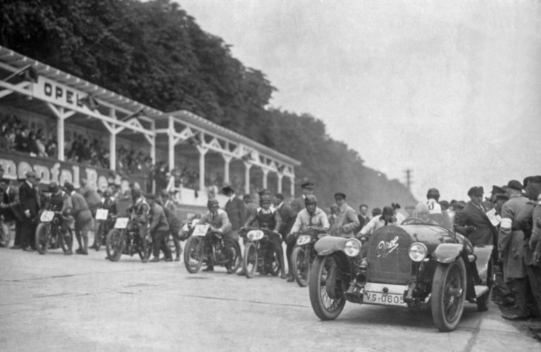 Die Opel-Rennbahn in den 1920er-Jahren. RAK 1 auf der Opel-Rennbahn (1928). Youtube-Simulation eines Rennens auf dem Opel-Oval vor 100 Jahren.