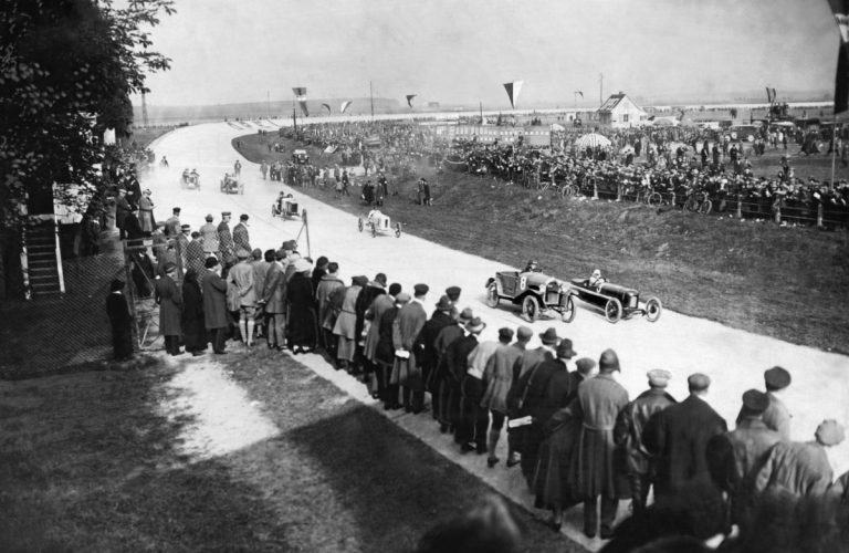 Die Opel-Rennbahn in den 1920er-Jahren. RAK 1 auf der Opel-Rennbahn (1928). Youtube-Simulation eines Rennens auf dem Opel-Oval vor 100 Jahren.
