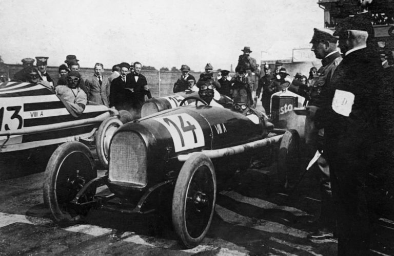 Fritz von Opel am Steuer seines Rennwagens beim Eröffnungsrennen der Avus 1921.
