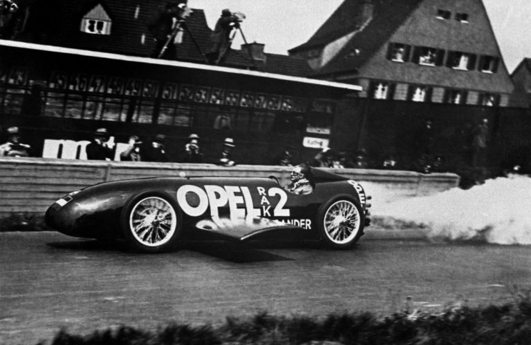 Fritz von Opel mit dem RAK 2 auf der Avus, 1928 (Kolorierung: Axel Wierdemann/Leif Rohwedder).