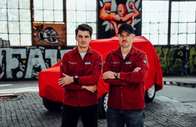 Die beiden Schweizer Mario Jacober und Sladjan Miljic und ihr Lada Niva für die Dakar 2022.