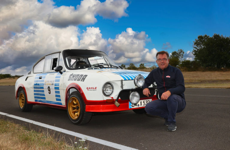 Der siebenmalige Deutsche Rallye-Meister und Skoda-Markenbotschafter Matthias Kahle mit dem 130 RS von 1976.