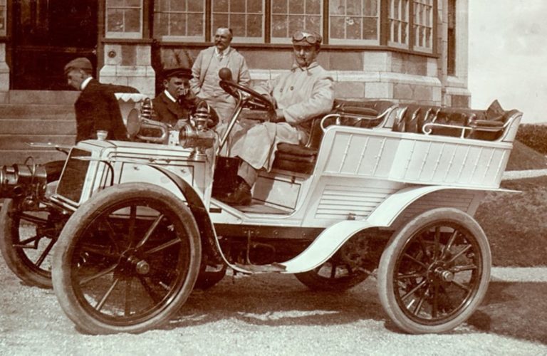 Stanley White am Steuer seines Panhard 1903.