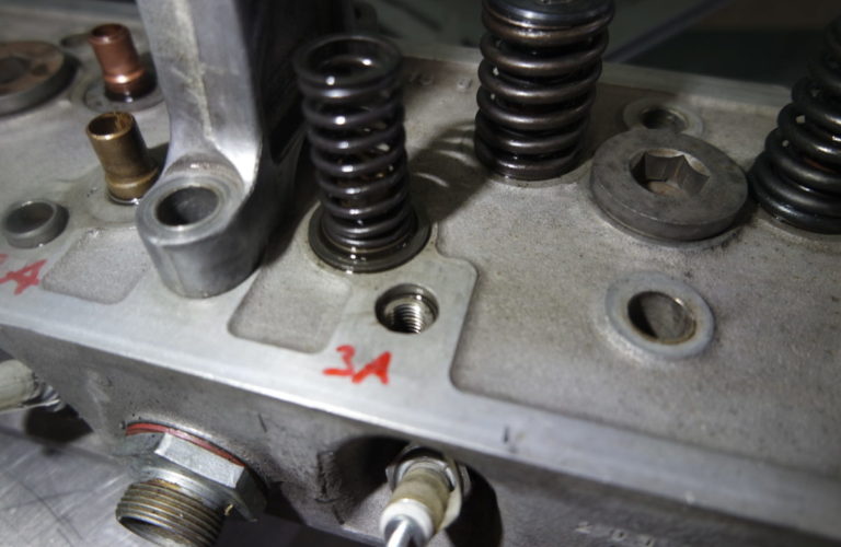 Bei diesem Motor eines 190 SL wurden die Zylinderbohrungen der Kolben und der Hauptlager nachgemessen und eine Komplettrevision durchgeführt.