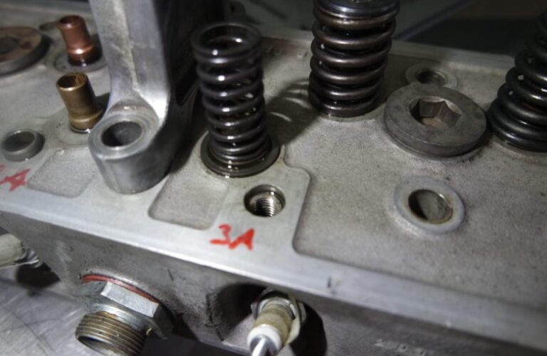 Bei diesem Motor eines 190 SL wurden die Zylinderbohrungen der Kolben und der Hauptlager nachgemessen und eine Komplettrevision durchgeführt.