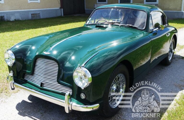 Das Ergebnis ist umwerfend. Das British Racing Green wurde nach dem Decklack erneut geschliffen, damit es einem Original Nitro Lack Finish entspricht.